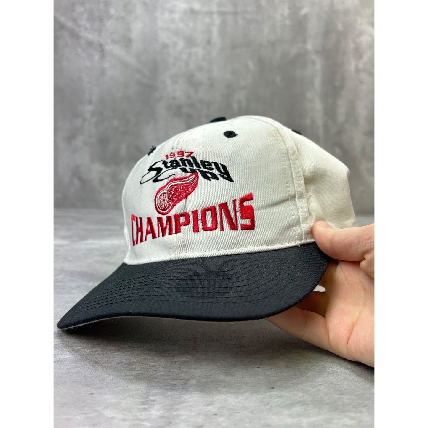 Vintage 1997 Detroit Red Wings NHL Stanley Cup Champs Snapback Hat OSFA