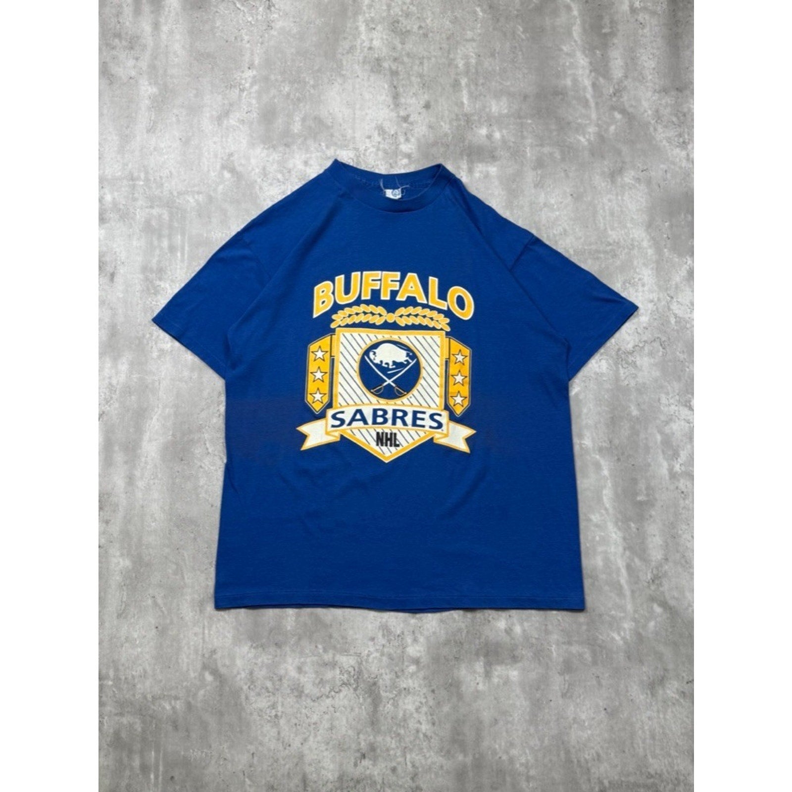 Vintage 90s Buffalo Sabres NHL Crest Graphic Blue Hockey T-Shirt Size XL