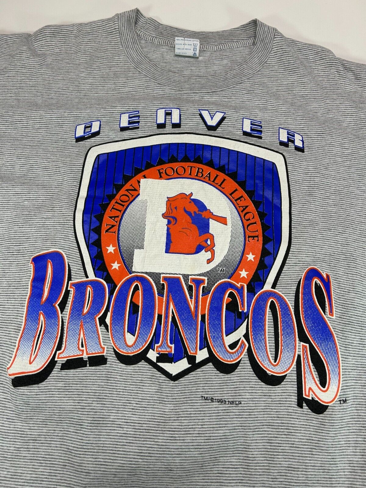 Vintage 1993 Denver Broncos NFL Crest Graphic Spellout T-Shirt Size XL