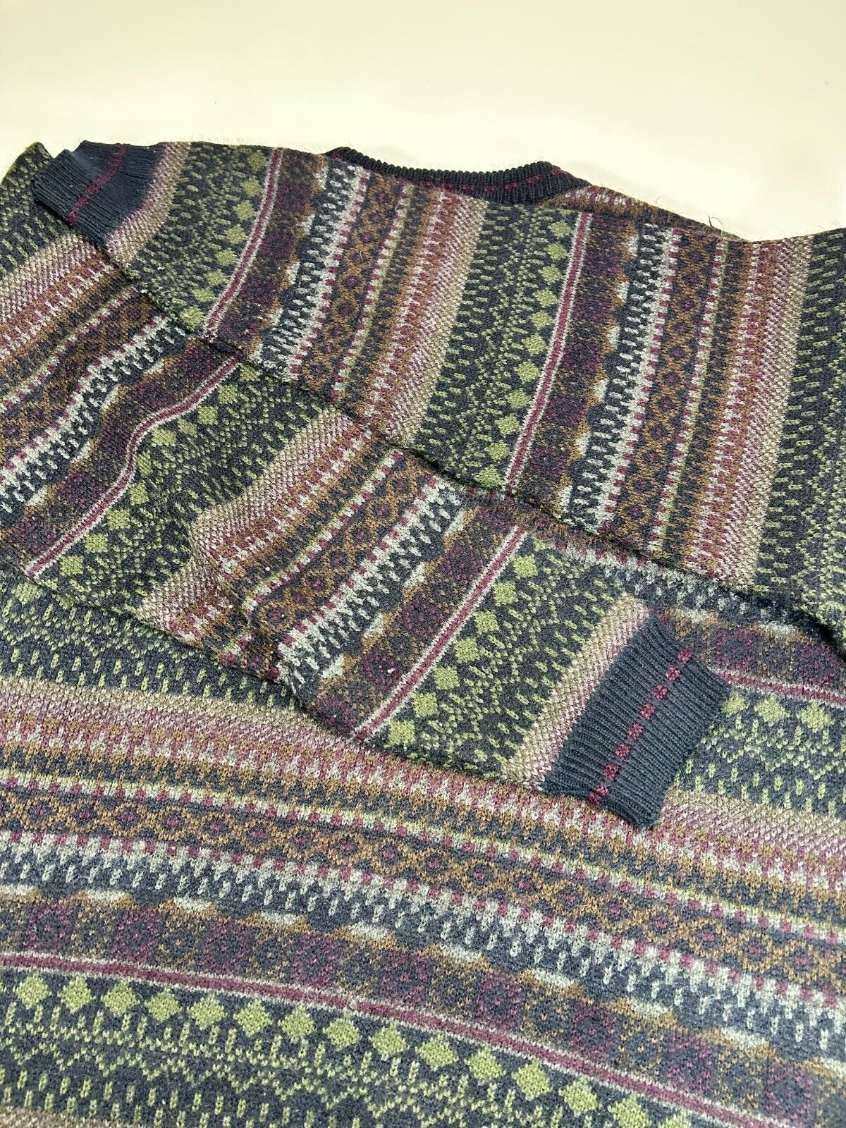 Vintage Van Heusen Aztec Stripe Pattern V Neck Pullover Knit Sweater Size Large