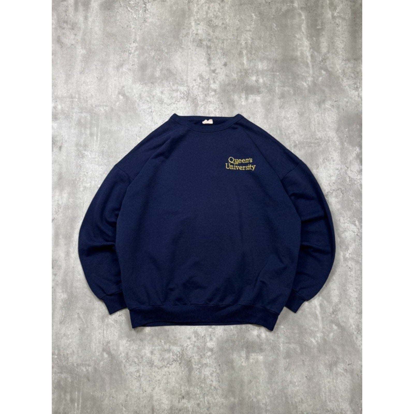Vintage 90s Queens University NCAA Embroidered Spellout Sweatshirt Size XL