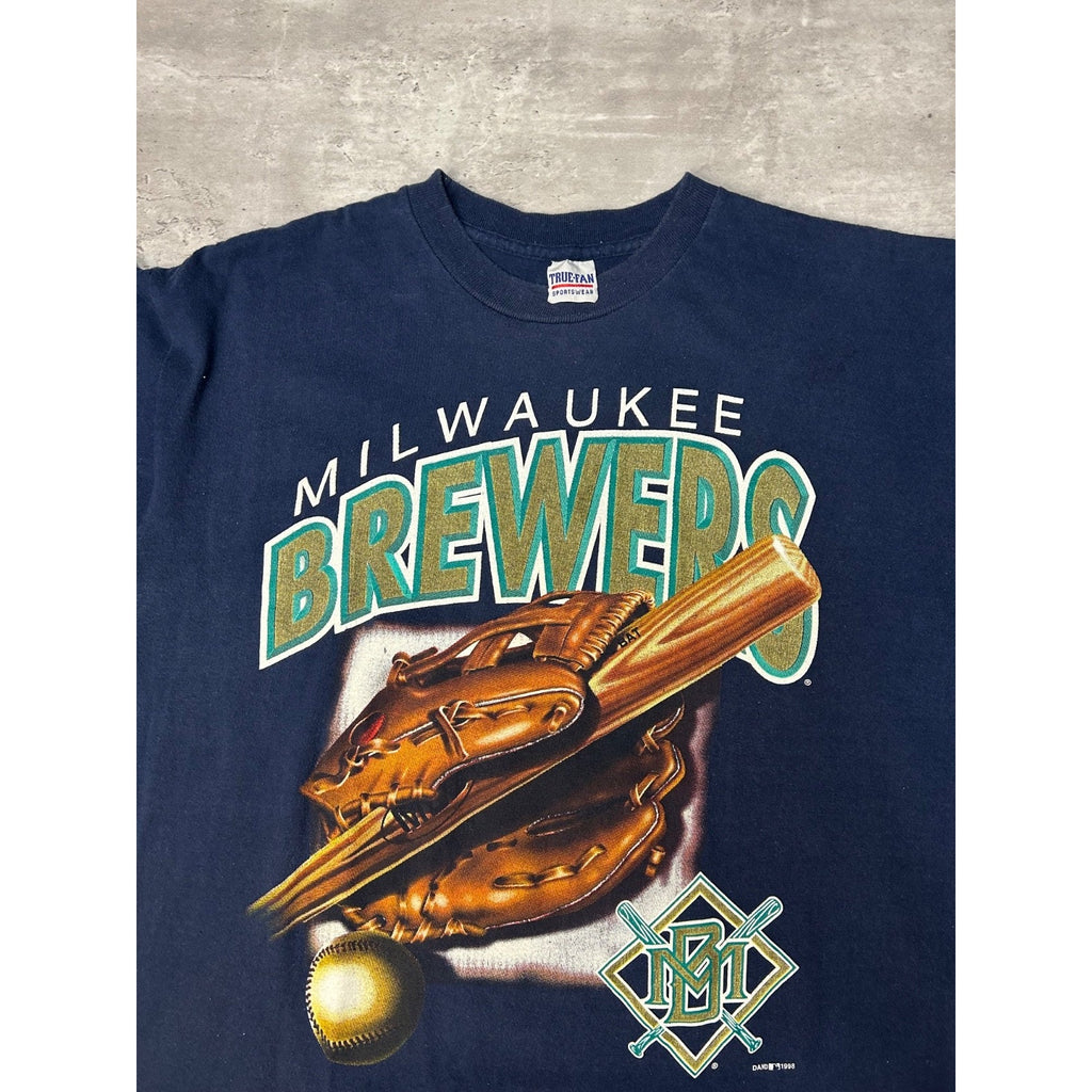 Vintage 1998 Milwaukee Brewers MLB Equipment Graphic Baseball T-Shirt Size Large
