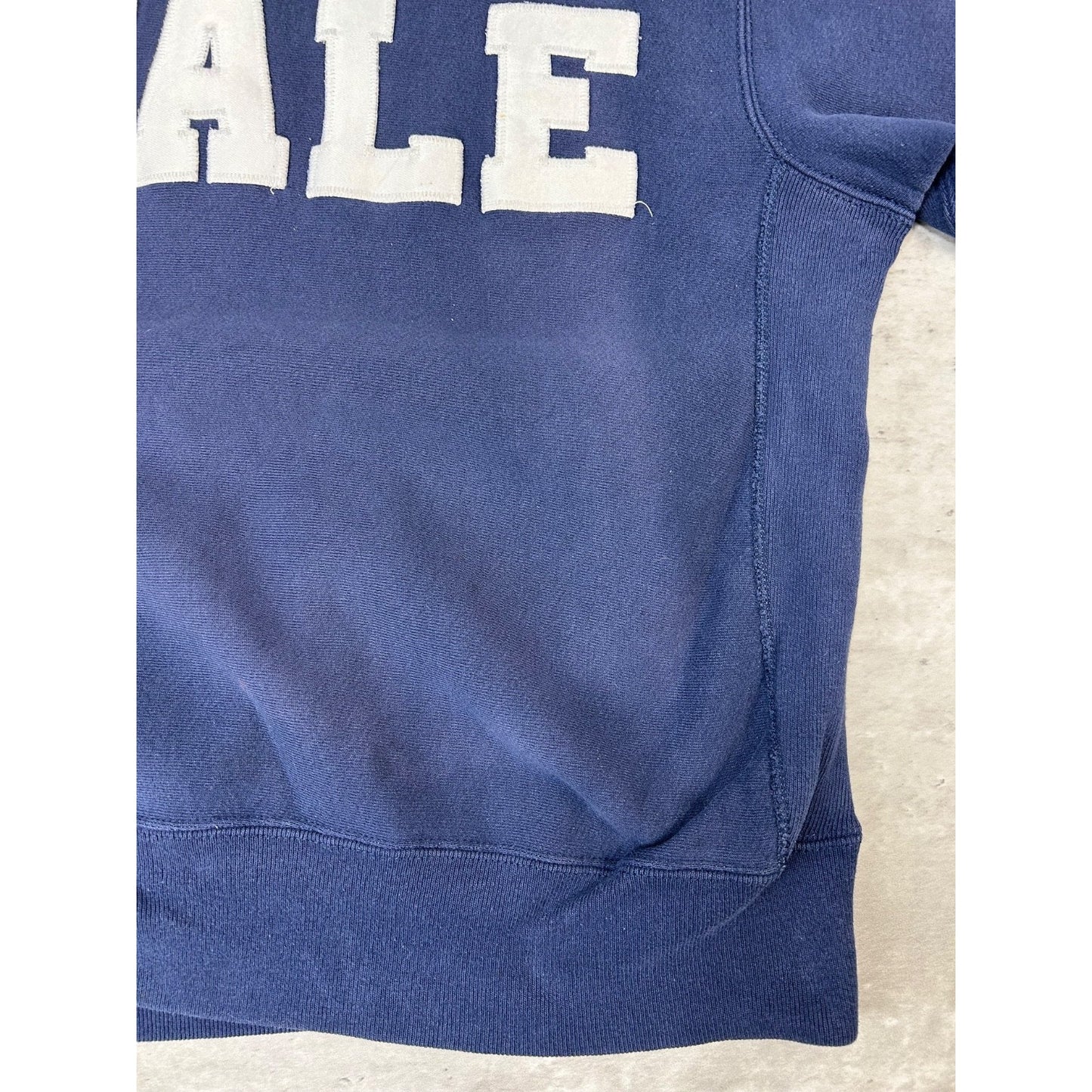 Vintage 90s Yale Bulldogs NCAA Embroidered Spellout Sweatshirt Size Medium