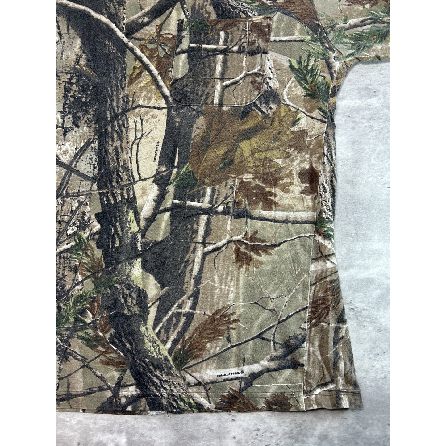 Vintage Realtree Camo Hunting Long Sleeve Pocket T-Shirt Size Medium