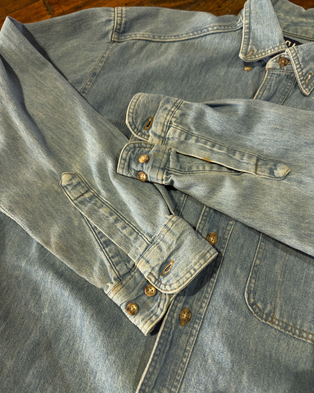 Vintage Gap Light Wash Denim Long Sleeve Button Up Size Medium