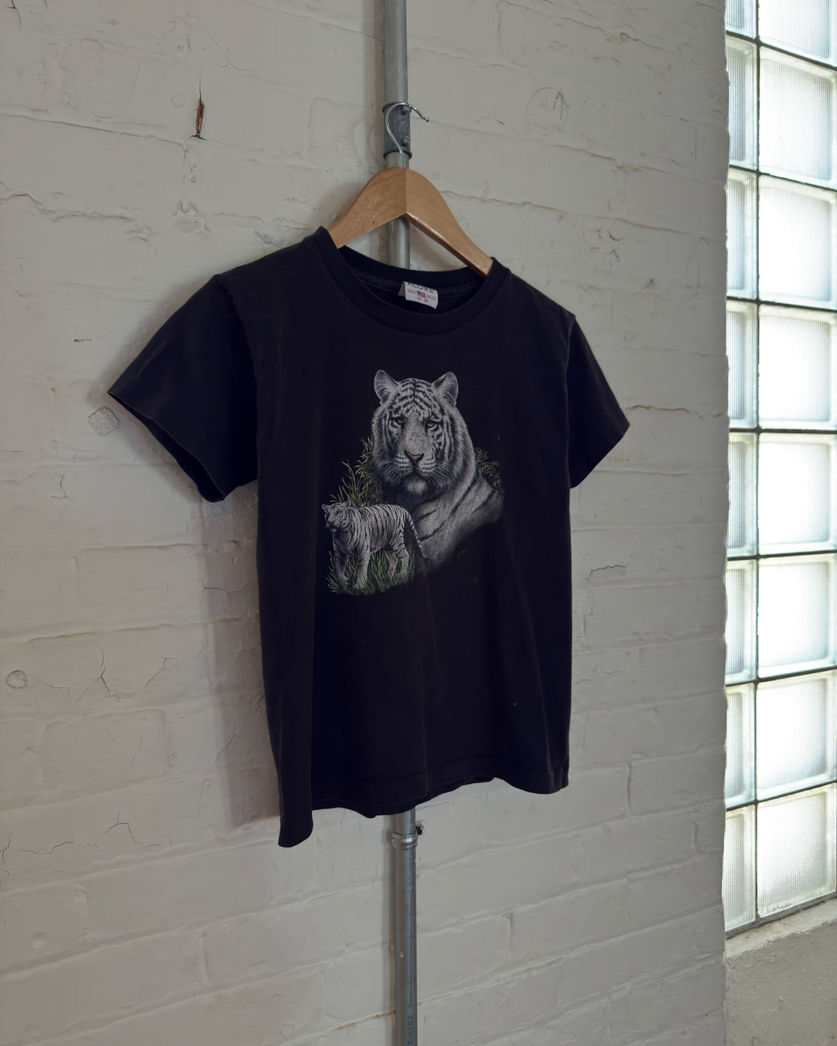 Vintage 2003 Youth White Tiger Nature Graphic T-Shirt Size Large 14-16