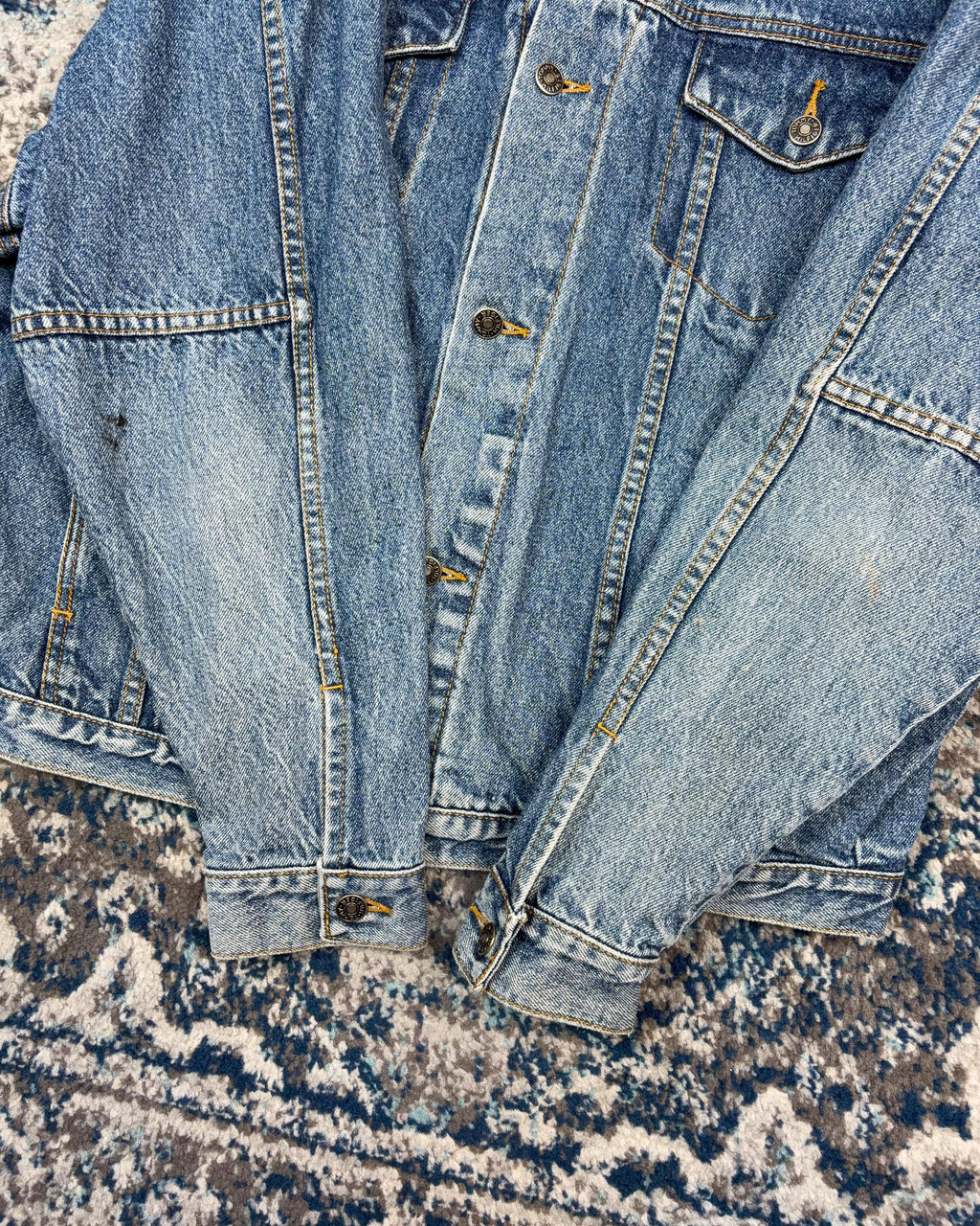Vintage Tommy Hilfiger Medium Wash Denim Trucker Jacket Size Large