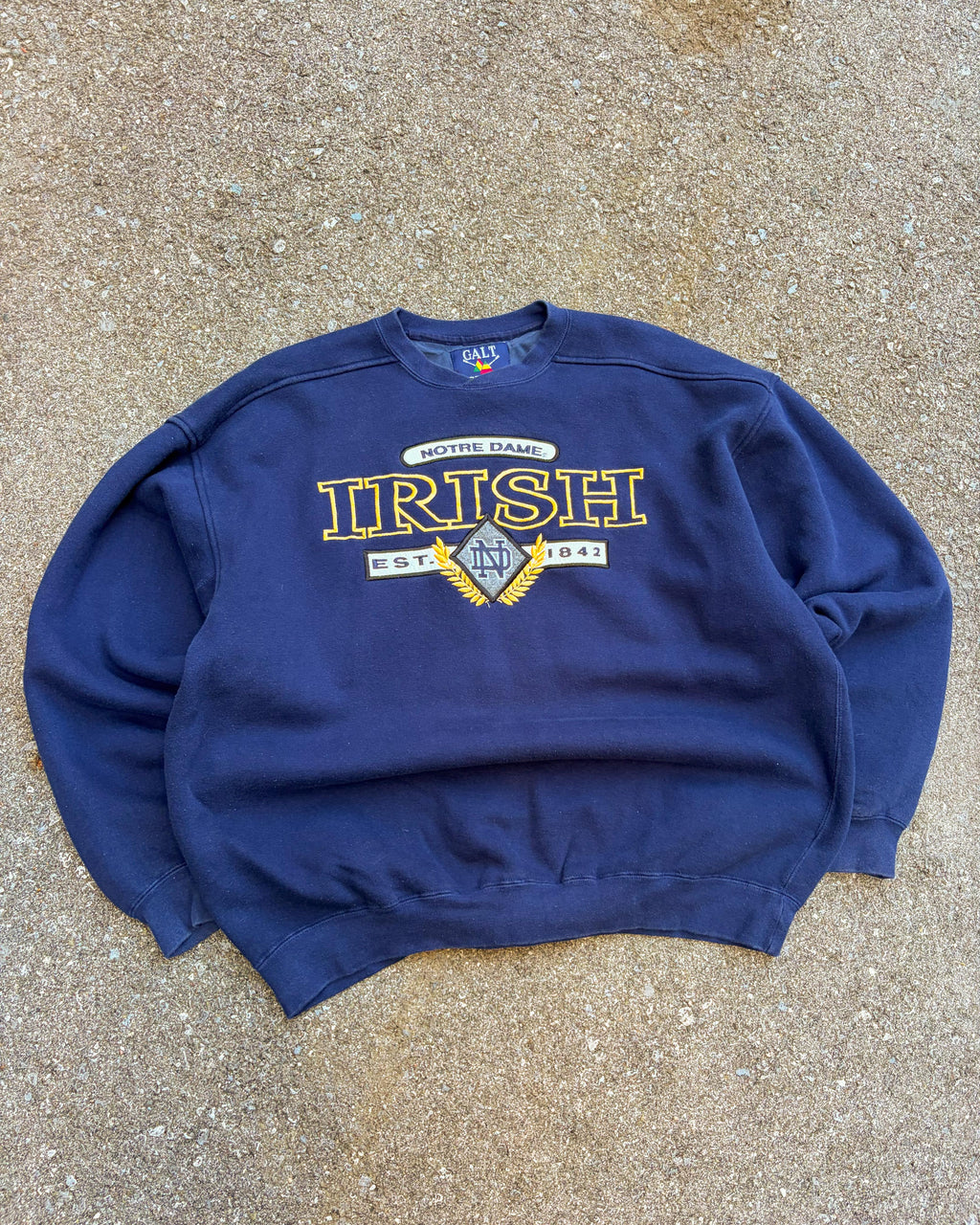 Vintage Notre Dame Fighting Irish NCAA Embroidered Crest Sweatshirt Size XL