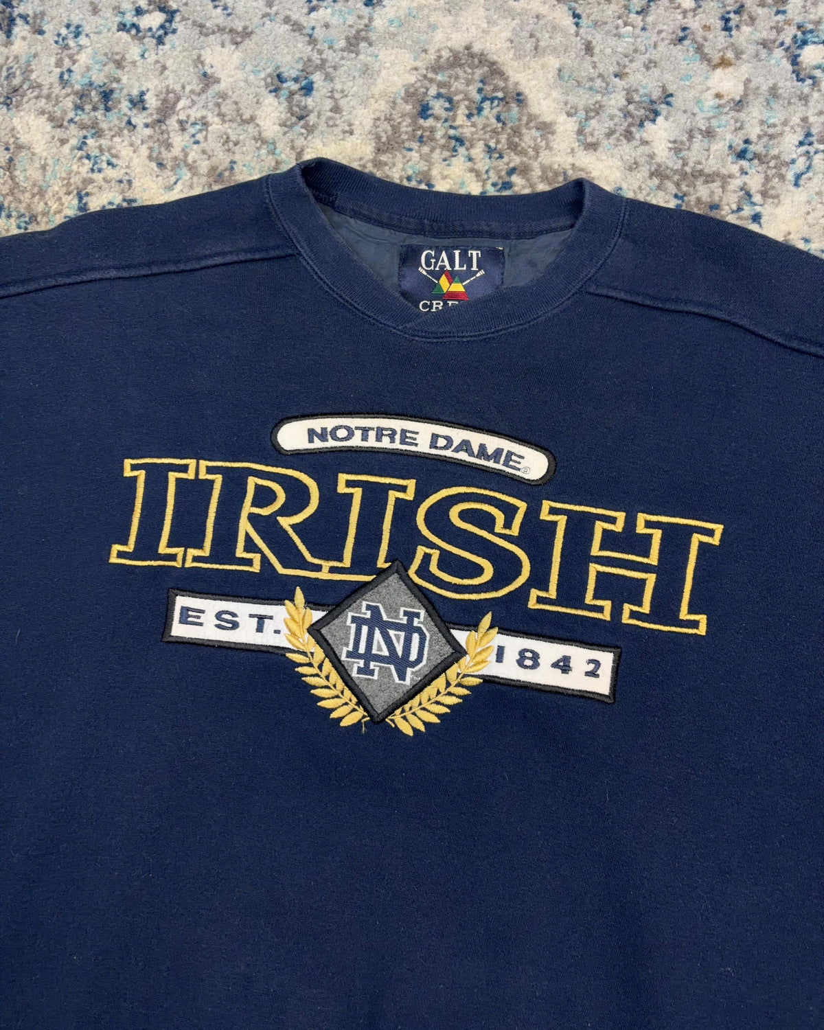 Vintage Notre Dame Fighting Irish NCAA Embroidered Crest Sweatshirt Size XL