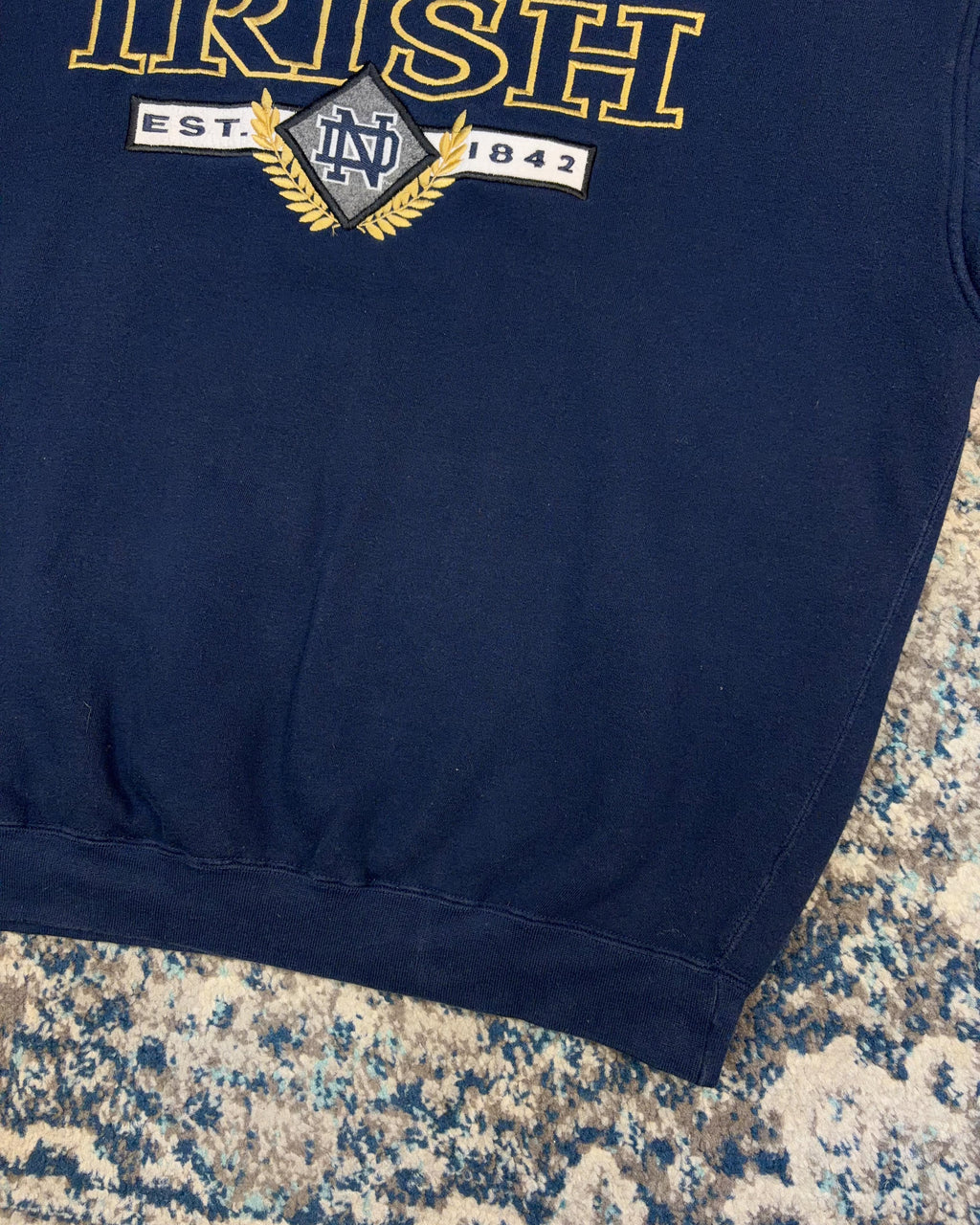 Vintage Notre Dame Fighting Irish NCAA Embroidered Crest Sweatshirt Size XL