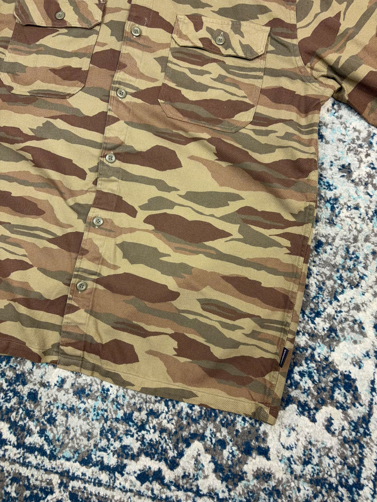 Patagonia Camo Long Sleeve Double Pocket Button Up Shirt Size Large
