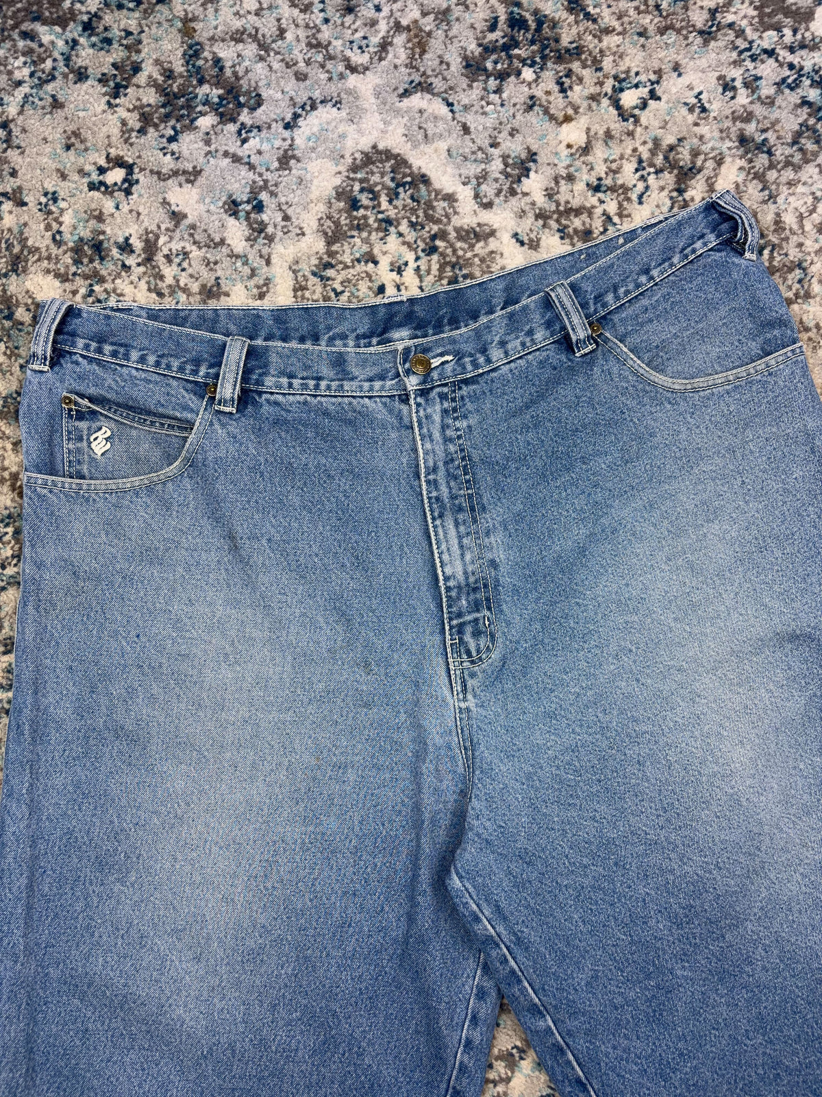 Vintage Y2K Rocawear Embroidered Logo  Medium Wash Denim Shorts Size 44