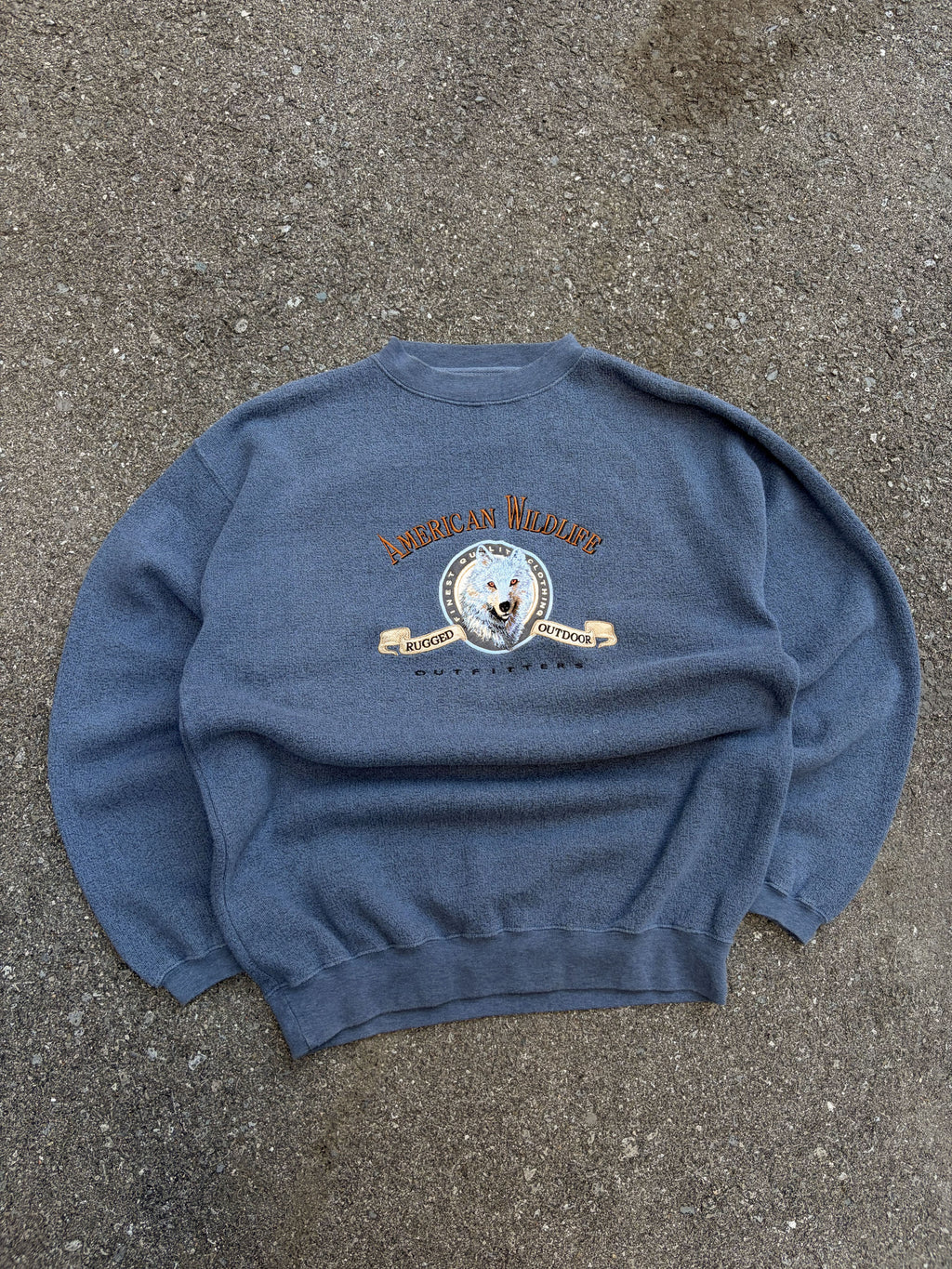 Vintage American Wildlife Embroidered Wolf Graphic Spellout Sweatshirt Size Large