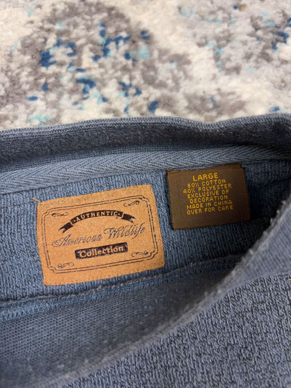 Vintage American Wildlife Embroidered Wolf Graphic Spellout Sweatshirt Size Large