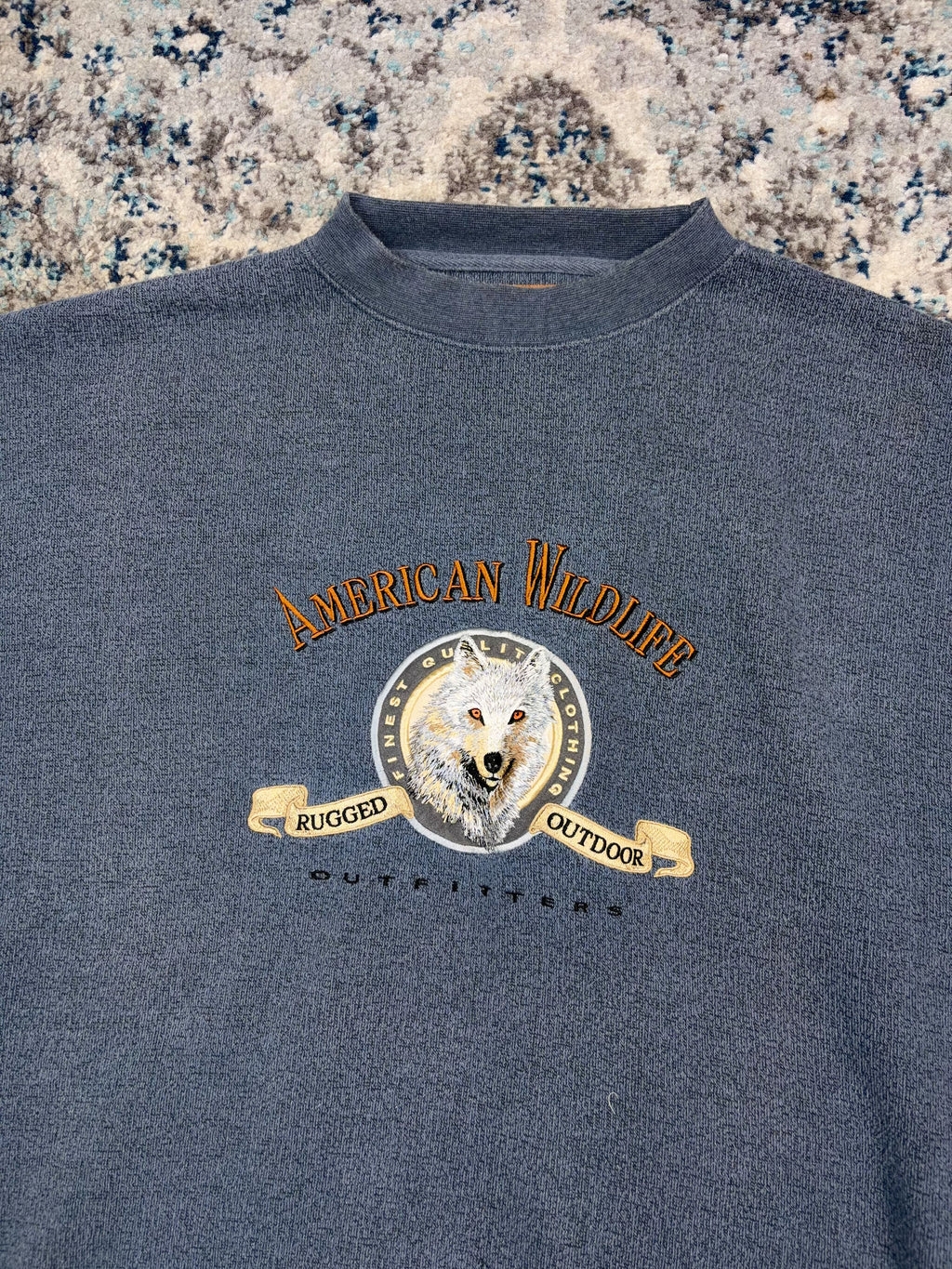 Vintage American Wildlife Embroidered Wolf Graphic Spellout Sweatshirt Size Large