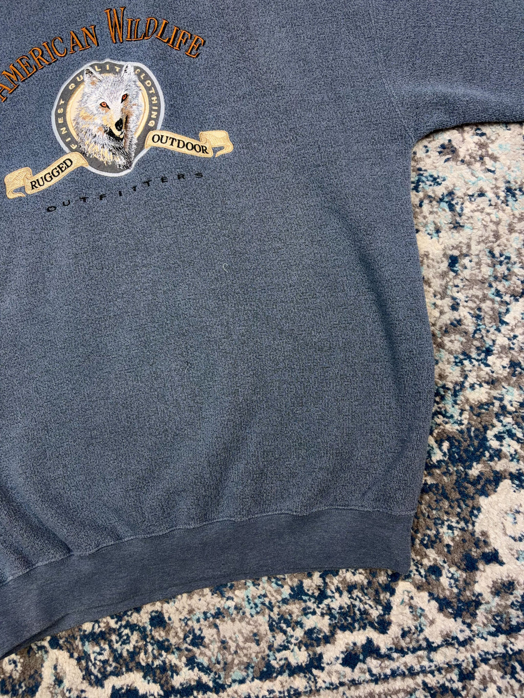 Vintage American Wildlife Embroidered Wolf Graphic Spellout Sweatshirt Size Large